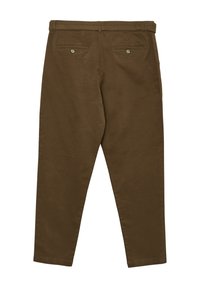 Pantaloni di cotone marroni con una texture liscia, forma affusolata e due tasche posteriori con chiusura a bottone.