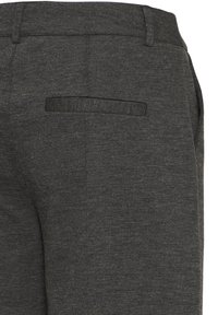 Pantaloni grigi su misura con un tessuto strutturato, dotati di una tasca posteriore e una striscia orizzontale decorativa. Design semplice e funzionale.