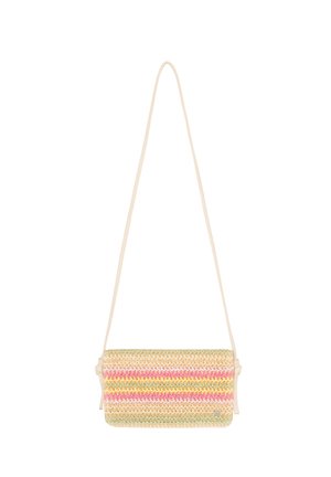 Bolso cruzado tejido en beige y rosa pastel, con rayas horizontales, una textura suave y una correa delgada ajustable.