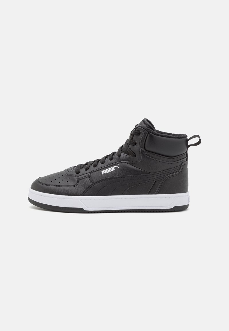 Baskets montantes noires Puma avec semelle blanche, lacets à l’avant, col rembourré et logo Puma sur le côté, présentées de profil sur fond blanc.