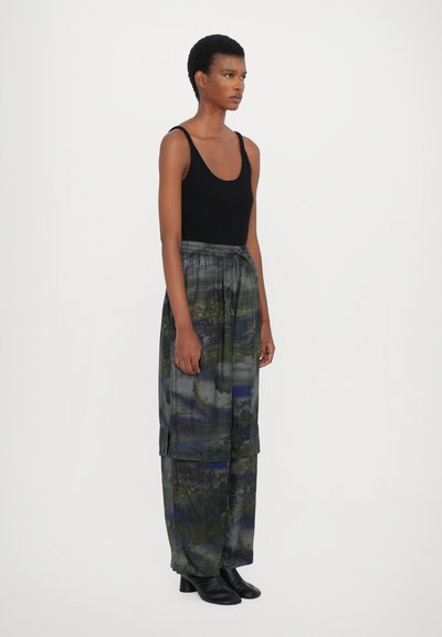 Henrik Vibskov SHANTS PANTS - Stoffhose - grey