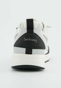 Šedá a černá sportovní bota s bílými akcenty, vybavená polstrovaným límcem, texturovaným materiálem a detailním logem na patě.