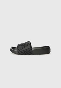 Sort slidesandal med tekstureret overdel, buet sål og et mønstret rem. Lavet af gummi; har en flad, tekstureret sål for bedre greb.