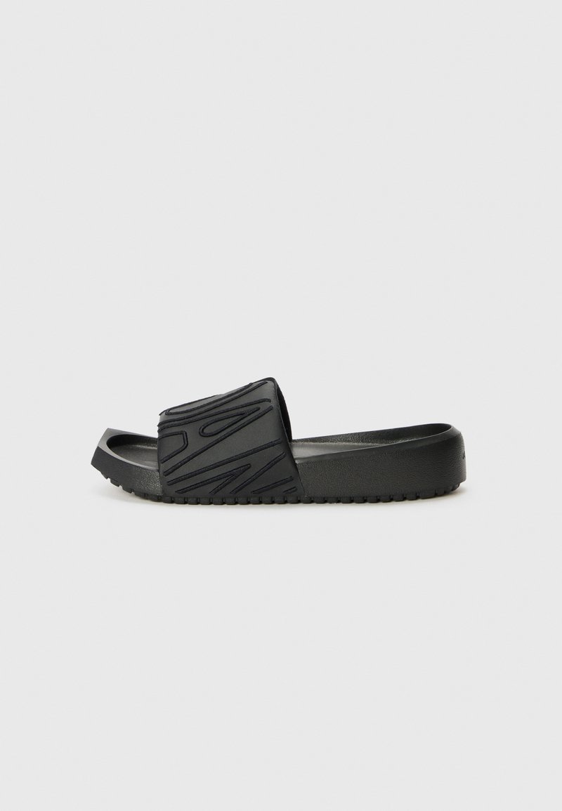 Sort slidesandal med tekstureret overdel, buet sål og et mønstret rem. Lavet af gummi; har en flad, tekstureret sål for bedre greb.