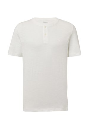 Bílé tričko s krátkým rukávem a kulatým výstřihem, se zapínáním na dva knoflíky a jemnou texturou. Na hrudi má malé logo.