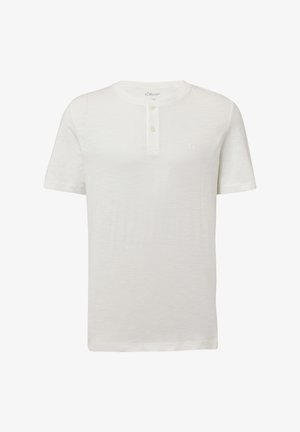 Bílé tričko s krátkým rukávem a kulatým výstřihem, se zapínáním na dva knoflíky a jemnou texturou. Na hrudi má malé logo.