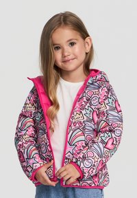 Giacca puffy colorata con una base rosa, caratterizzata da motivi giocosi di cuori, stelle e arcobaleni. Chiusura con una cerniera rosa brillante.