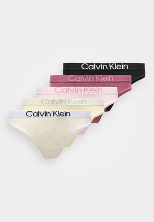 Vijf paar Calvin Klein strings in verschillende kleuren: zwart, bordeaux, roze, geel en lichtgrijs. Elk heeft een tailleband met logo.