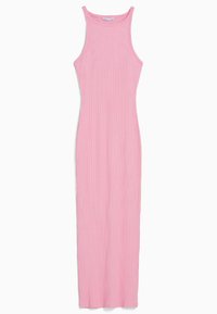 Robe maxi sans manches côtelée en rose doux. Présente une silhouette ajustée et un col rond, fabriquée en tissu extensible pour le confort.