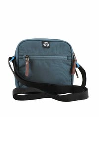Borsa in materiale riciclato di colore blu scuro, con forma rettangolare, tracolla nera regolabile, tasca frontale con zip e dettagli marroni sulla zip.