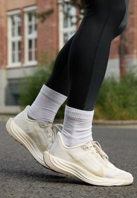 PEGASUS PLUS - Maanteejooksu jalatsid - light orewood brown/coconut milk/sail/light brown/metallic gold