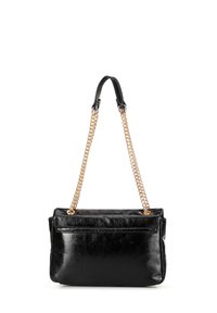 Borsa a mano in pelle nera con forma rettangolare, tracolla in catena dorata e finitura testurizzata. Presenta una chiusura a patta e dettagli cuciti.