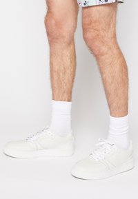 Lacoste - L001 - Športni copati - white/offwhite Miniaturna slika 1