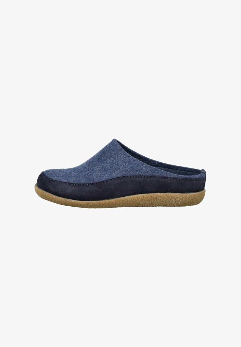 Zapatilla de casa de fieltro azul marino con parte superior de ante suave, punta redondeada y suela de goma beige texturizada. Diseño elegante sin cordones ni cierres.