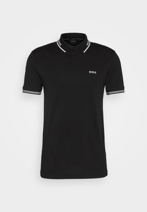 T-shirt polo noir en coton, avec un plastron à trois boutons, logo blanc sur la poitrine gauche, et accents rayés blancs sur les manches.