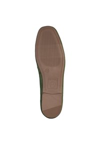 Groene suède schoen met een getextureerde rubberen zool. De zool heeft ribbelpatronen voor grip en een logo dat dichtbij de hak is geperst.
