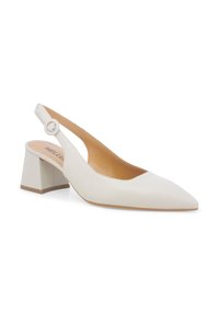 Scarpa slingback in pelle bianca con punta affusolata, tacco a blocco e dettagli a taglio. Cinturino regolabile con un accento di hardware circolare.