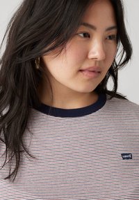 Levi's® Plus ESSENTIAL TEE - Hosszú ujjú felső - turmeric/navy blazer