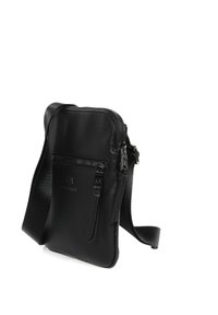 Geantă de umăr din piele neagră cu o textură netedă, având un buzunar frontal cu fermoar, curea ajustabilă și un design minimalist.