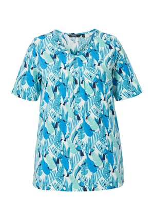 Kortærmet V-hals skjorte med mønster af blå og grønne tropiske blade og tukaner på hvid baggrund.