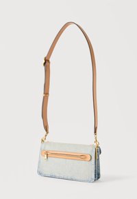 Ανοιχτό μπλε τζιν τσάντα crossbody με καφέ ρυθμιζόμενο δερμάτινο λουρί και μπροστινή τσέπη με φερμουάρ με επιχρυσωμένη μεταλλική λεπτομέρεια.