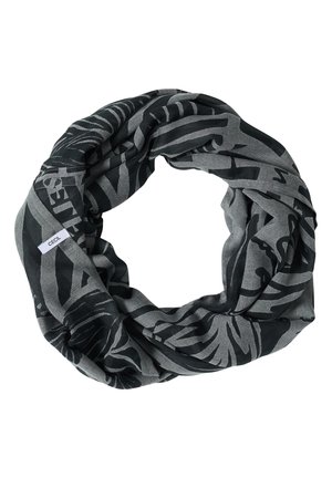 Sort og gråt infinity-tørklæde med abstrakte mønstre og et lille hvidt mærke med teksten "CECIL" på en ensfarvet hvid baggrund.