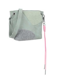 Piccola borsa sintetica verde con toppe testurizzate verde chiaro e grigie. Presenta un accento in fucsia sulla tracolla e finiture in argento.