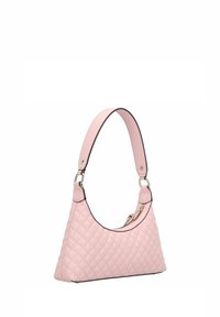 Sac à main matelassé rose avec une sangle courbée et ajustable. Doté de quincaillerie en argent et d'un contour noir contrastant. Surface lisse et texturée.