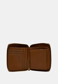Portafoglio in pelle marrone con chiusura a zip; dotato di molteplici scomparti per carte e un vano piatto; texture liscia con cuciture decorative.
