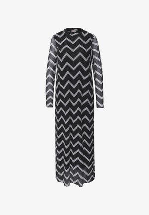Maxikjole med sort og gråt chevron-mønster, lange ærmer, plisseret tekstur og rund halsudskæring, lavet af letvægtsstof.