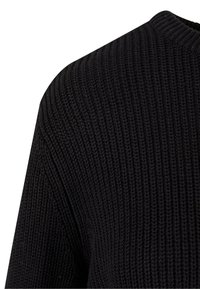 Schwarzer Strickpullover mit ribbestruktur, runden Ausschnitt und weichem, voluminösem Design. Die Maschen sind gleichmäßig verteilt für zusätzliche Details.