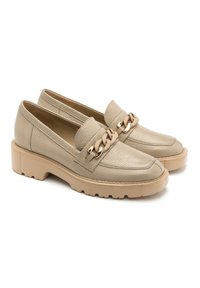 Beżowe skórzane loafersy z grubą podeszwą, z plecionym paskiem i złotymi akcentami. Teksturowana powierzchnia, okrągły design noska.