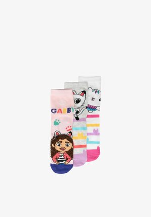 Tre calzini colorati per bambini con un personaggio femminile, un gatto bianco e strisce pastello con impronte di zampe e la parola "GABBY".