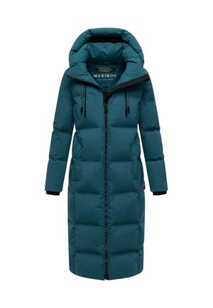 Türkise pikk polsterdatud mantel kõrge kraega, tõmblukuga ja mustade aktsentidega käiste ja taskute juures. Omab nööriga kapuutsi.