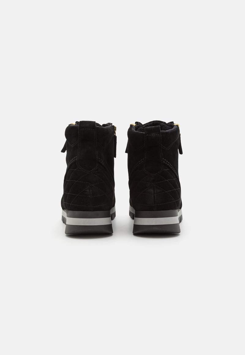 Zwarte suède enkellaarsjes met een geborduurd patroon, een soepele grijze zool en gouden ritssluitingen aan de achterkant voor gemakkelijke toegang.