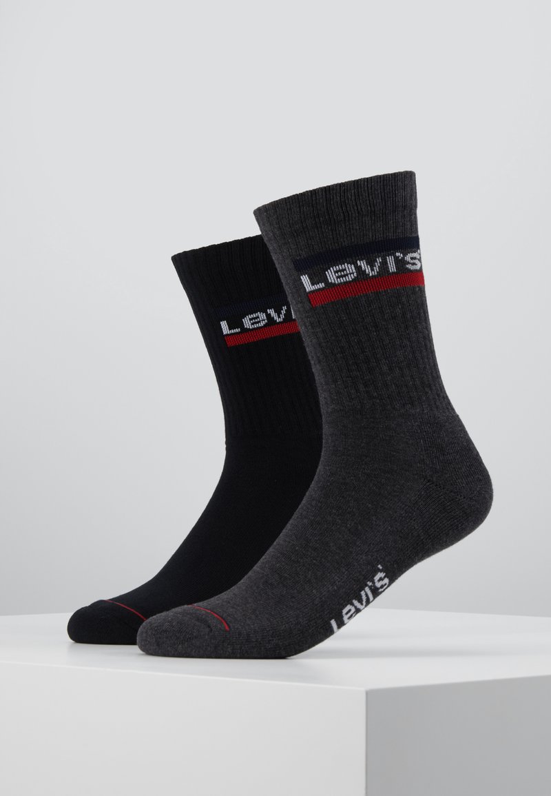 To par med bomullssokker: ett svart og ett mørkegrått. Begge har ribbestruktur, en kontrastfarget bånd, og "Levi's" merke.
