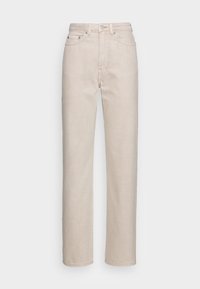 Vaqueros rectos beige de mezclilla, con cintura alta, cinco bolsillos y detalles de costura sutiles.