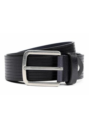 Schwarzer, strukturierter Ledergürtel, aufgerollt mit silberner rechteckiger Metallschnalle und schwarzer Lederschlaufe vor weißem Hintergrund.