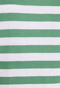 Grön och vit horisontellt randig bomullstyg, med växelvis djärva ränder i en slät textur, lämplig för avslappnad klädsel.