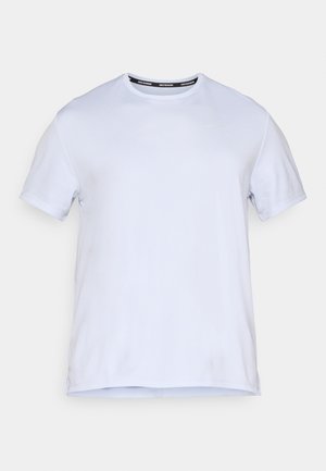 Fehér sportpóló rövid ujjakkal, kerek nyakkal és sima, könnyű anyaggal. Diszkrét logóval a mellkason.