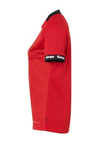Camiseta deportiva roja de manga corta con un cuello negro. Presenta un diseño texturizado en la parte frontal y puños negros con marca. Material de poliéster.