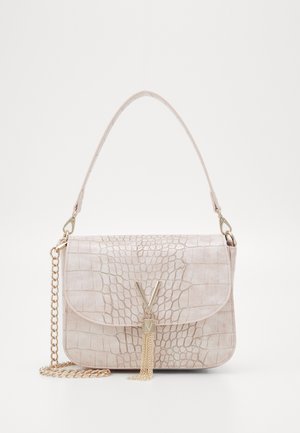 Beige Handtasche mit Krokodilprägung, goldfarbener Kettenriemen, Klappenverschluss und Quastenakzent mit einem 'V'-Logo auf der Vorderseite.