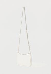 Λευκή μικρή ορθογώνια τσάντα crossbody με ρυθμιζόμενο λεπτό λουράκι και κορυφαίο φερμουάρ, τοποθετημένη σε απλό λευκό φόντο.