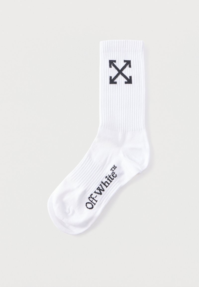 Chaussette blanche côtelée à coupe haute avec le texte du logo Off-White noir sur le pied et un symbole croix à quatre flèches noir près du haut.