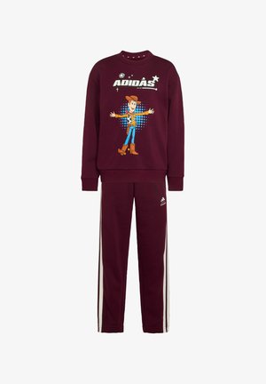 Burgundowy komplet bluza i spodnie z postacią kreskówkową Woody na górze i białymi paskami po bokach spodni.