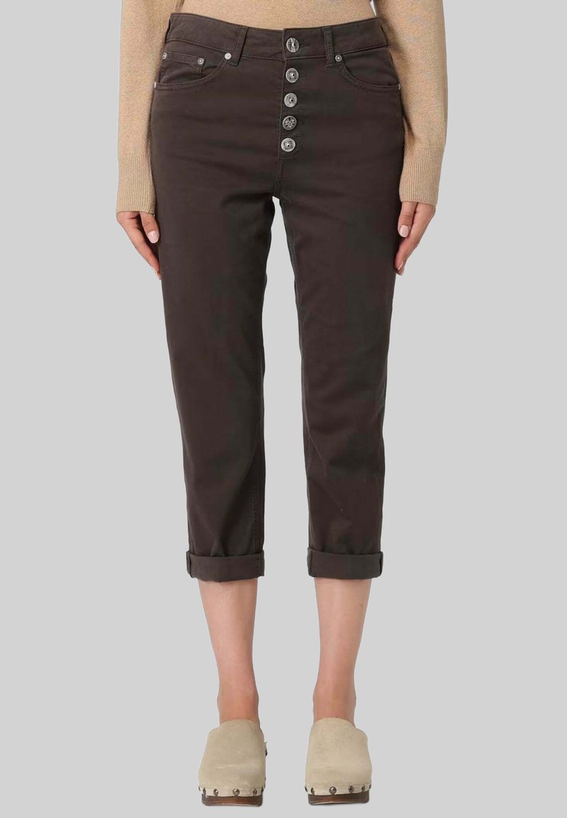 Bruine cropped broek met een knoopsluiting, omgeslagen zoom en voorkanten zakken. Gemaakt van gladde stof met zichtbare steken en een lichte glans.