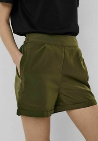 Szorty w oliwkowym kolorze wykonane z gładkiego materiału, z bocznymi kieszeniami, podwiniętym dołem i miękkimi plisami na przodzie.