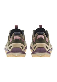 Scarpe da trail con una tomaia verde oliva scuro, caratterizzate da pannelli in rete, dettagli in suede e una suola beige testurizzata. Dettaglio del logo rosa sul tallone.
