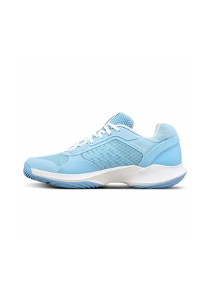 Zapatilla deportiva azul claro con cordones blancos, paneles de malla transpirables y suela blanca y gruesa diseñada para deportes o uso casual.