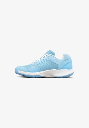 Zapatilla deportiva azul claro con cordones blancos, paneles de malla transpirables y suela blanca y gruesa diseñada para deportes o uso casual.